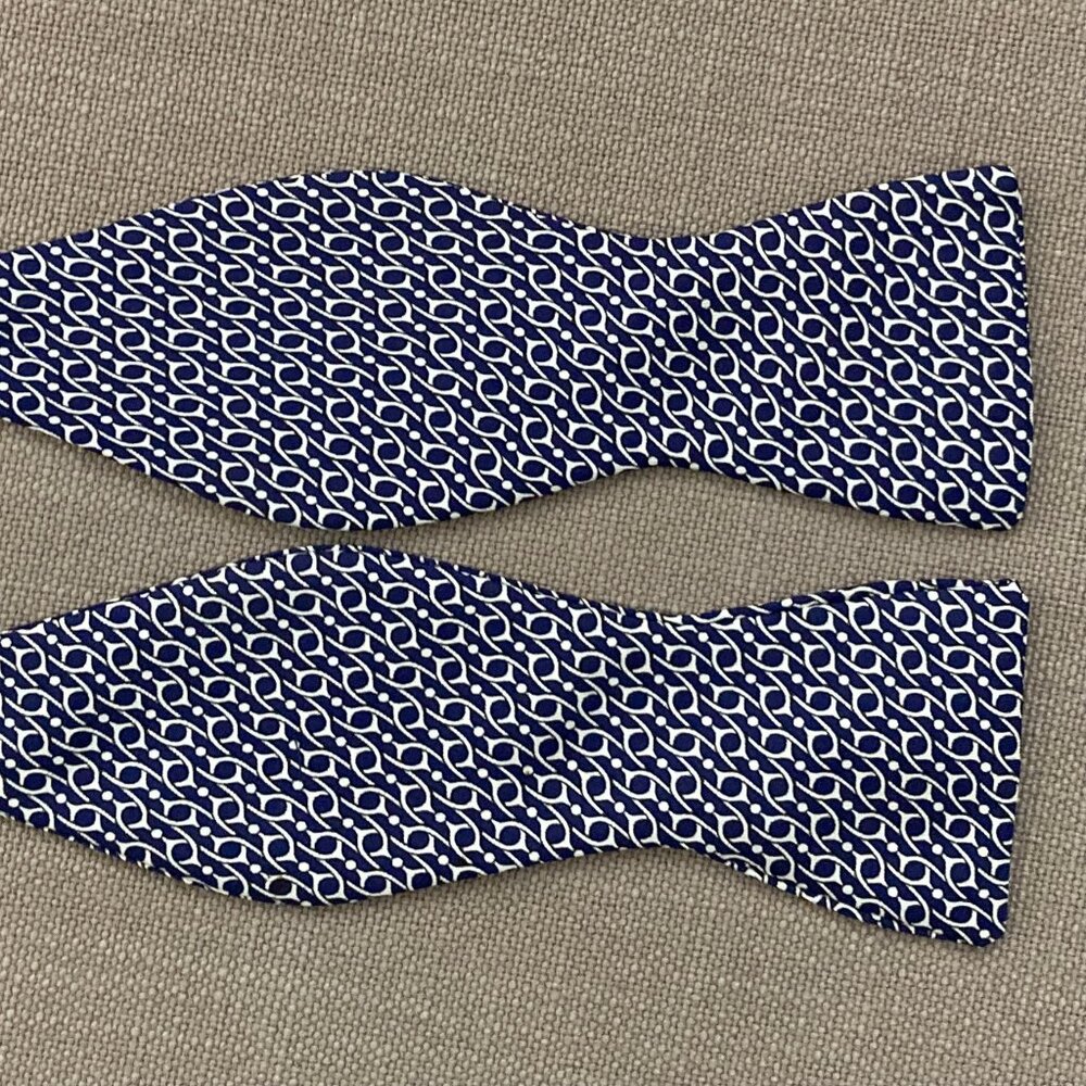100% REAL HERMES BOW TIE ~ DARK BLUE w WHITE EQUESTRIAN HORSE BRIDLE LINKS SPURS - Picture 2 of 4